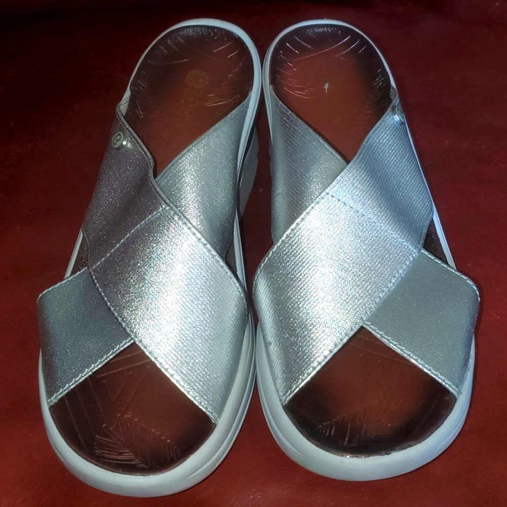 BZees Sandals sz 7 Silver great comfort and style 👌